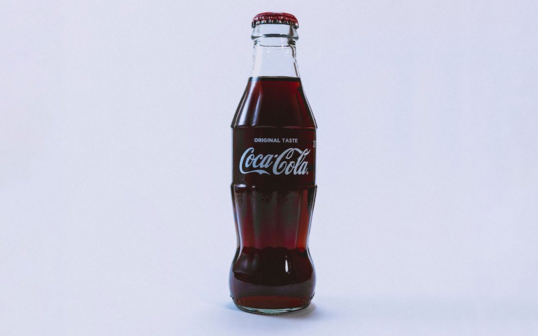 Uma garrafa de coca cola em um fundo branco